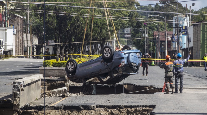 hundimiento en calles de guatemala