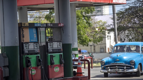 cuba aplaza aumento precio gasolina