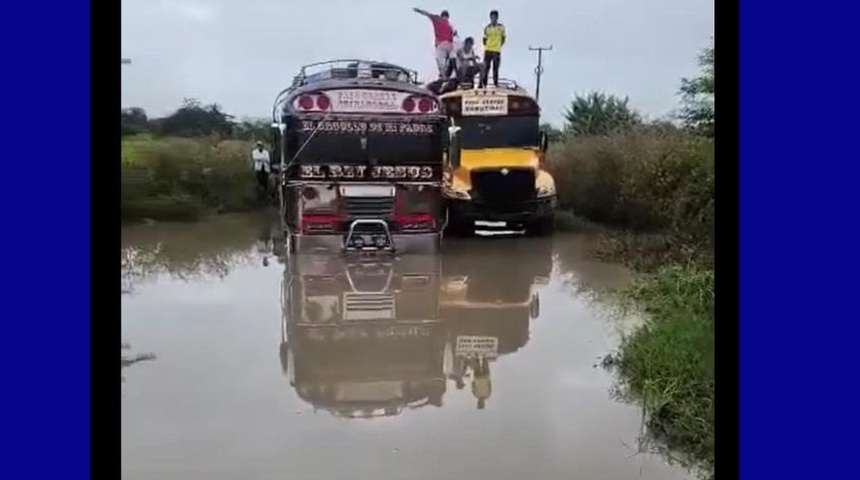 buses inundacion carretera lluvias chinandega nicaragua