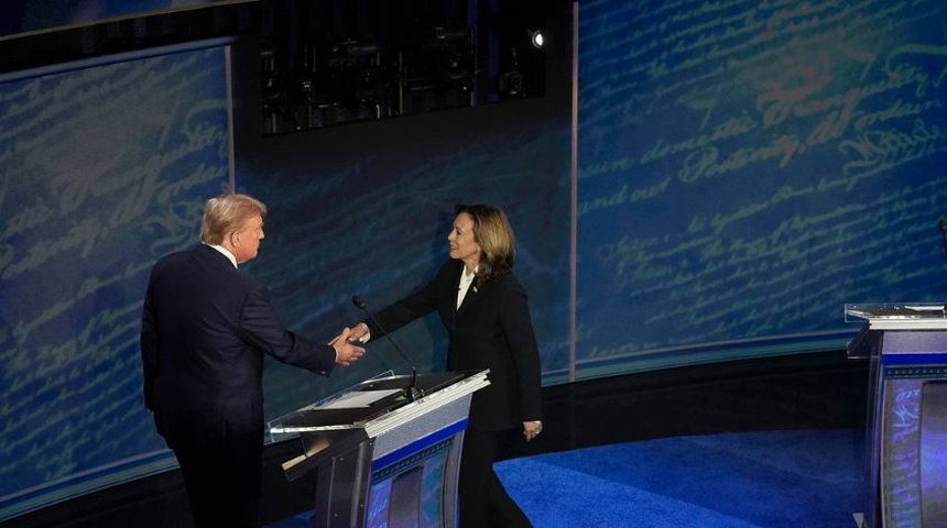 kamala harris saluda donald trump debate