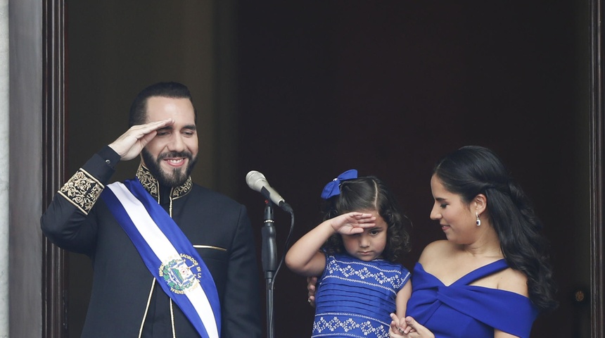 presidente bukele junto familia investidura