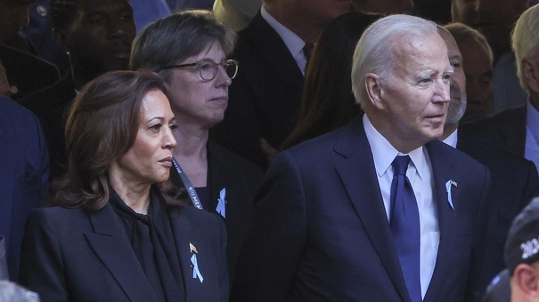 kamala harris junto joe biden rodeado multitud