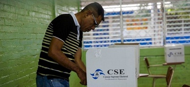 ciudadano vota en elecciones nicaragua