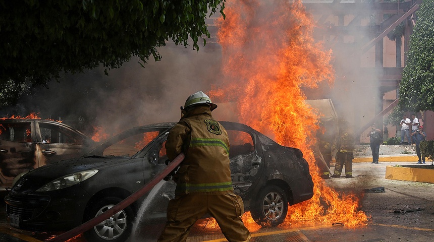 bombero apaga carra incendiado ayotzinapa