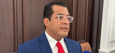 felix maradiaga con saco azul