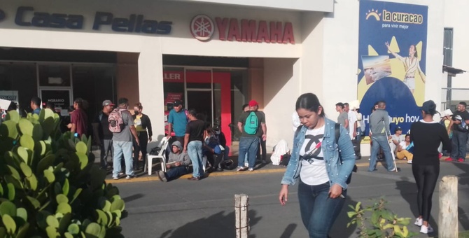 fila de nicaraguenses en oficina de migracion