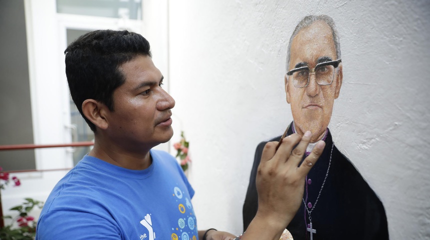 artista salvadoreno pinta monsenor romero