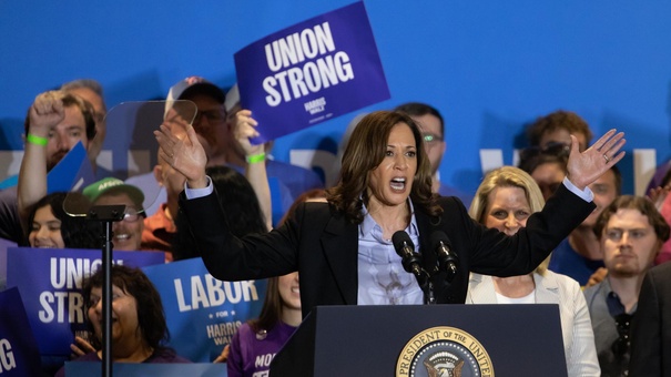 kamala harris exaltada brinda discurso