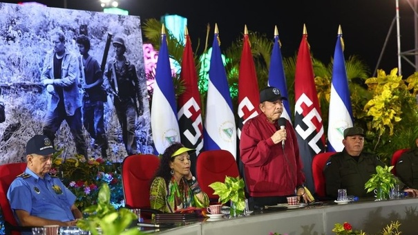 daniel ortega traspasa poder y control del ejercito a rosario murillo