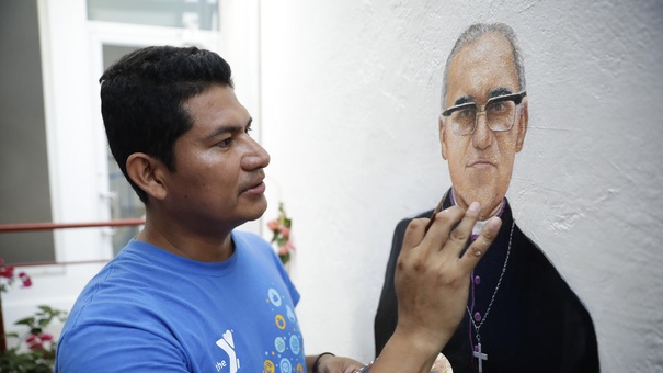 artista salvadoreno pinta monsenor romero