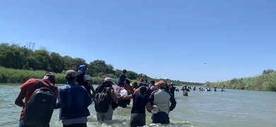 migrantes cruzan el rio bravo en mexico