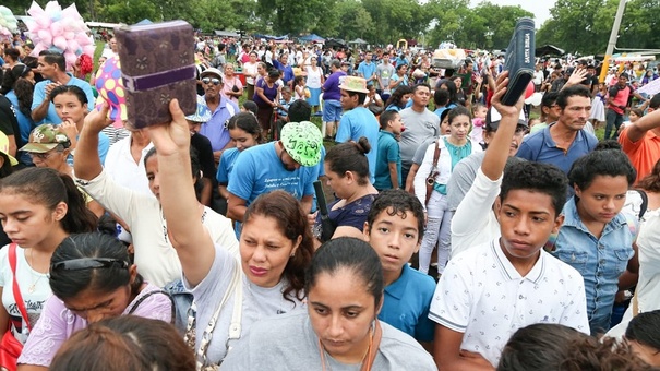 evangélicos celebran Día de la Biblia en Managua