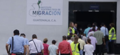 fila nicaraguenses desterrados recibidos aeropuerto guatemala