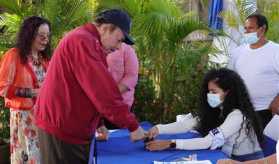 Daniel Ortega ejerce su derecho al voto