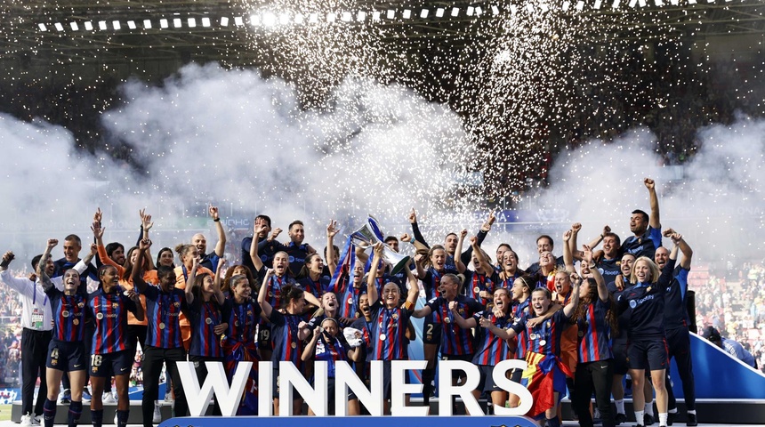 jugadores barcelona celebran liga de campeones