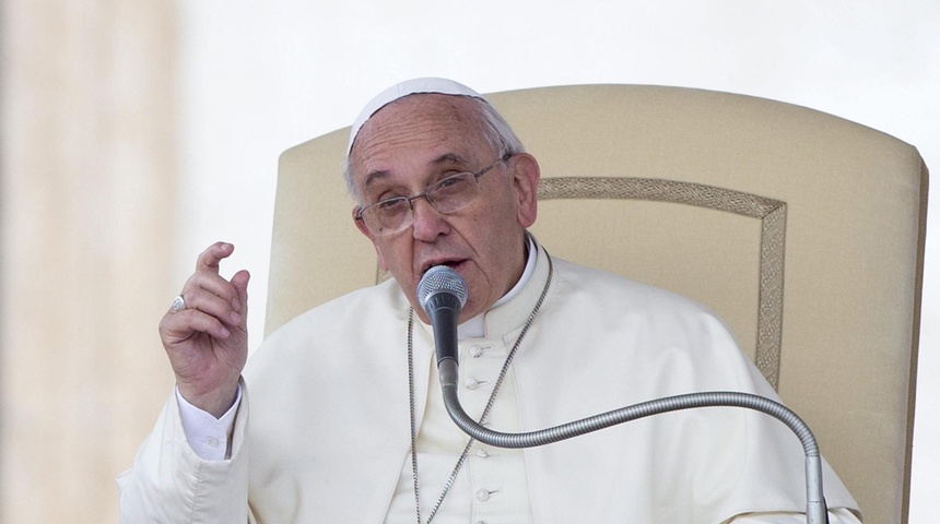 papa francisco refleccionando sentado