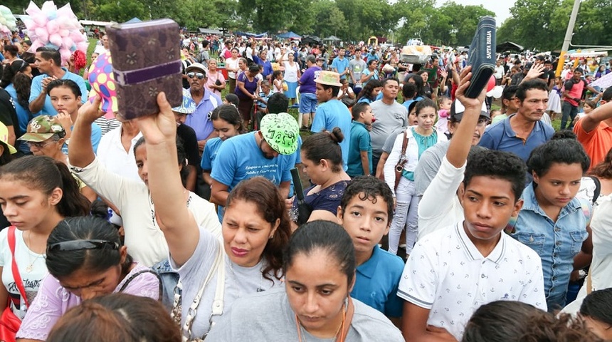 evangélicos celebran Día de la Biblia en Managua