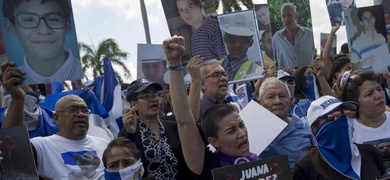 personas participan en una misa madres de abril