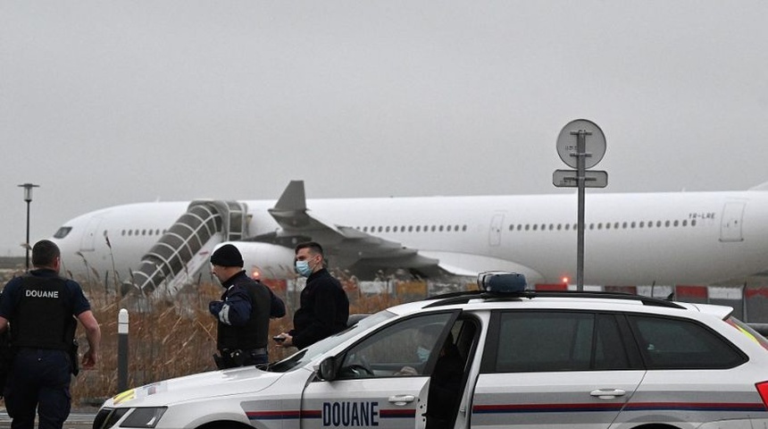 agentes de aduanas en el aeropuerto de vatry francia