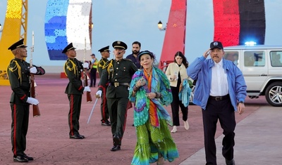 murrillo camina junto daniel puerto salvador allende