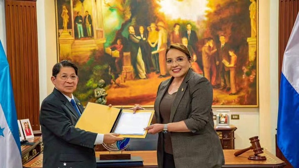 presidente honduras junto denis moncada