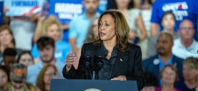 kamala harris habla durante campana presidencial