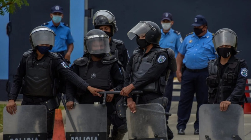 policías en las calles de Managua