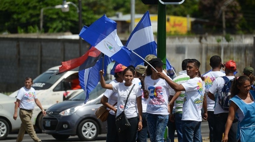 trabajadores del estado con banderas del fsln