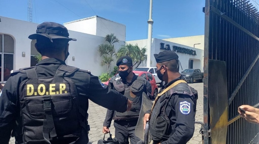 policias allanando diario la prensa porton