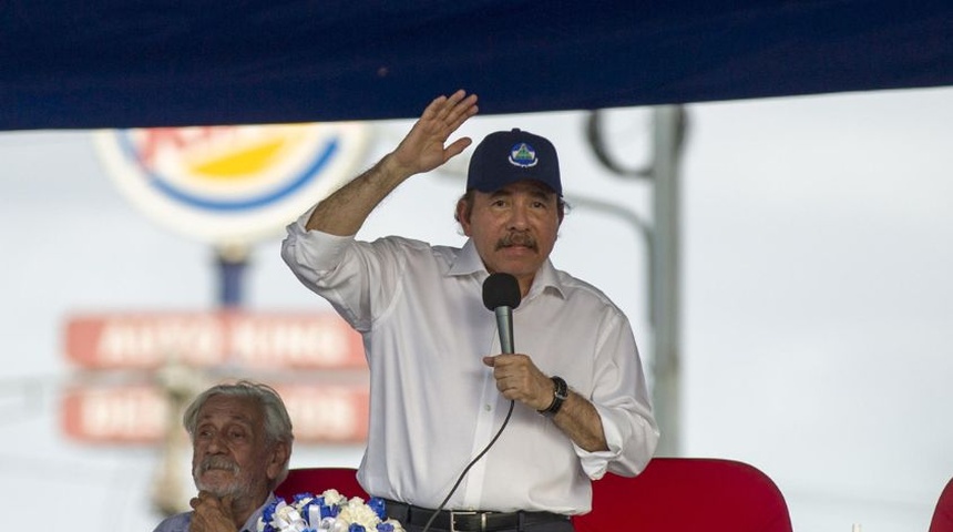 daniel ortega comparado con hitler y pinochet