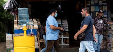 transeúntes que caminan frente a una librería en Managua