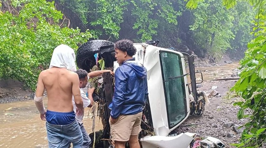 pobladores valle gothel rescatan conductor arrastrado corriente lluvias nicaragua