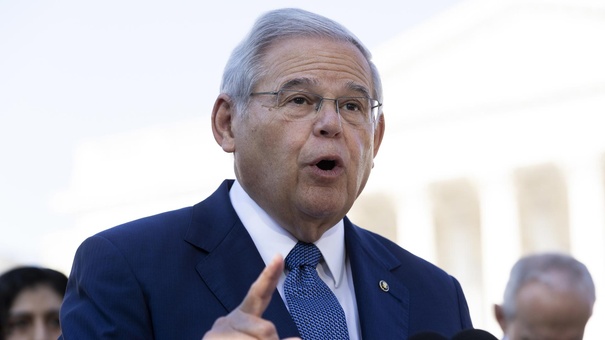 senador bob menendez recibe premio exilio