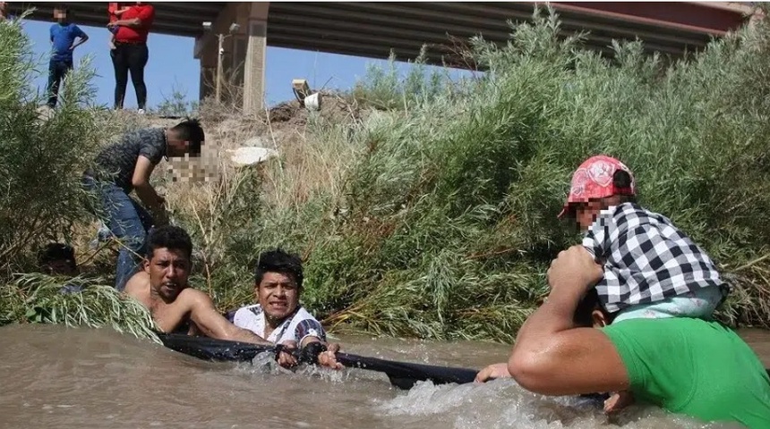 migrantes se aventuran a pasar el rio bravo con ninos