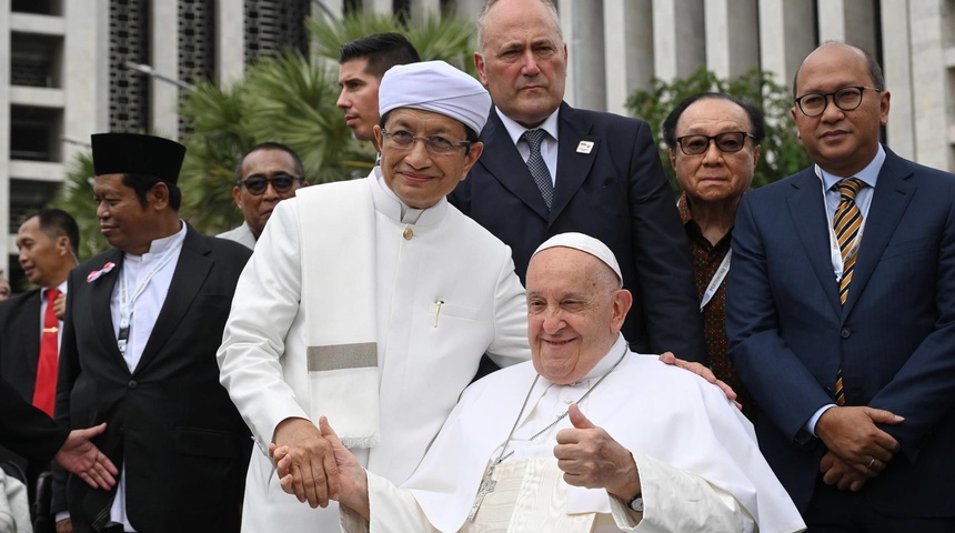 papa junto nasaruddin umarde en mezquita