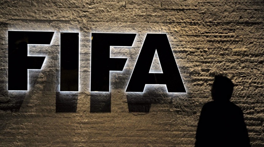 Logo de la FIFA en su sede de Zúrich.