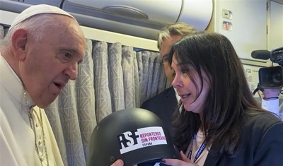 papa francisco recibe casco de periodista asesinado