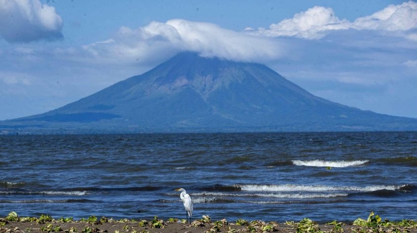 aguas del lago cocibolca frente a la Isla de Ometepe