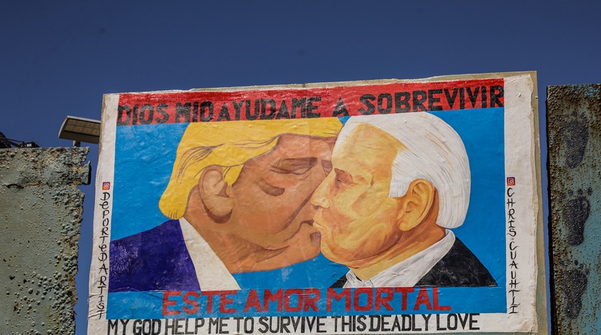 pintura de biden y trump besandose