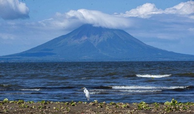 aguas del lago cocibolca frente a la Isla de Ometepe