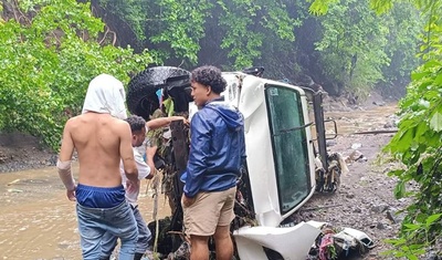 pobladores valle gothel rescatan conductor arrastrado corriente lluvias nicaragua