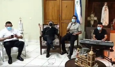 obispo rolando alvarez canta en curia