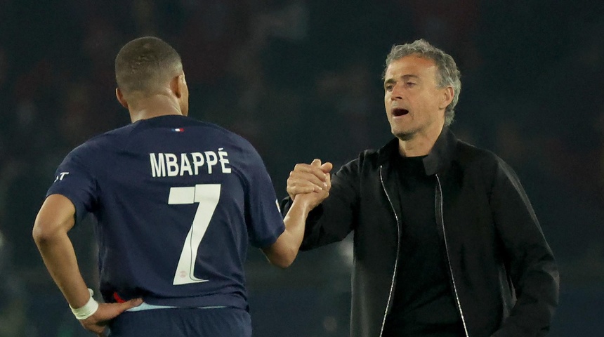 entrenador psg junto kylian mbappe