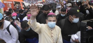 monsenor rolando alvarez en procesion