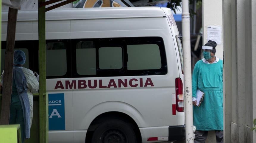 ambulancia entra a un hospital de Managua