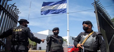 policias allanando diario la prensa porton