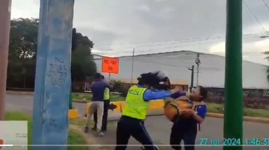 ciudadanos a golpes con policias managua