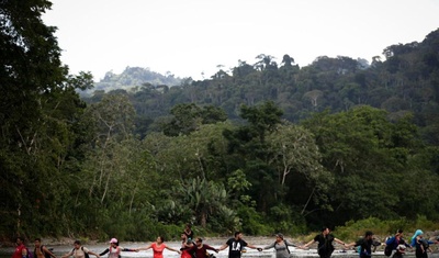 migrantes cruzan rio turquesa en panama