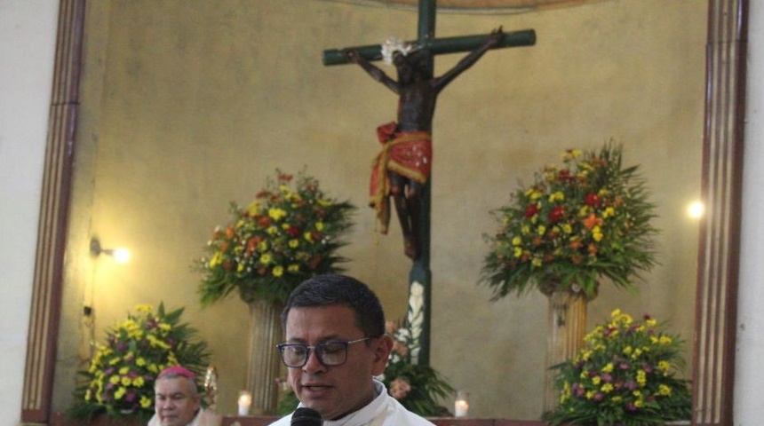 impiden entrada sacerdote