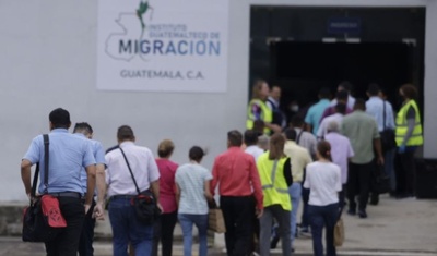 fila nicaraguenses desterrados recibidos aeropuerto guatemala